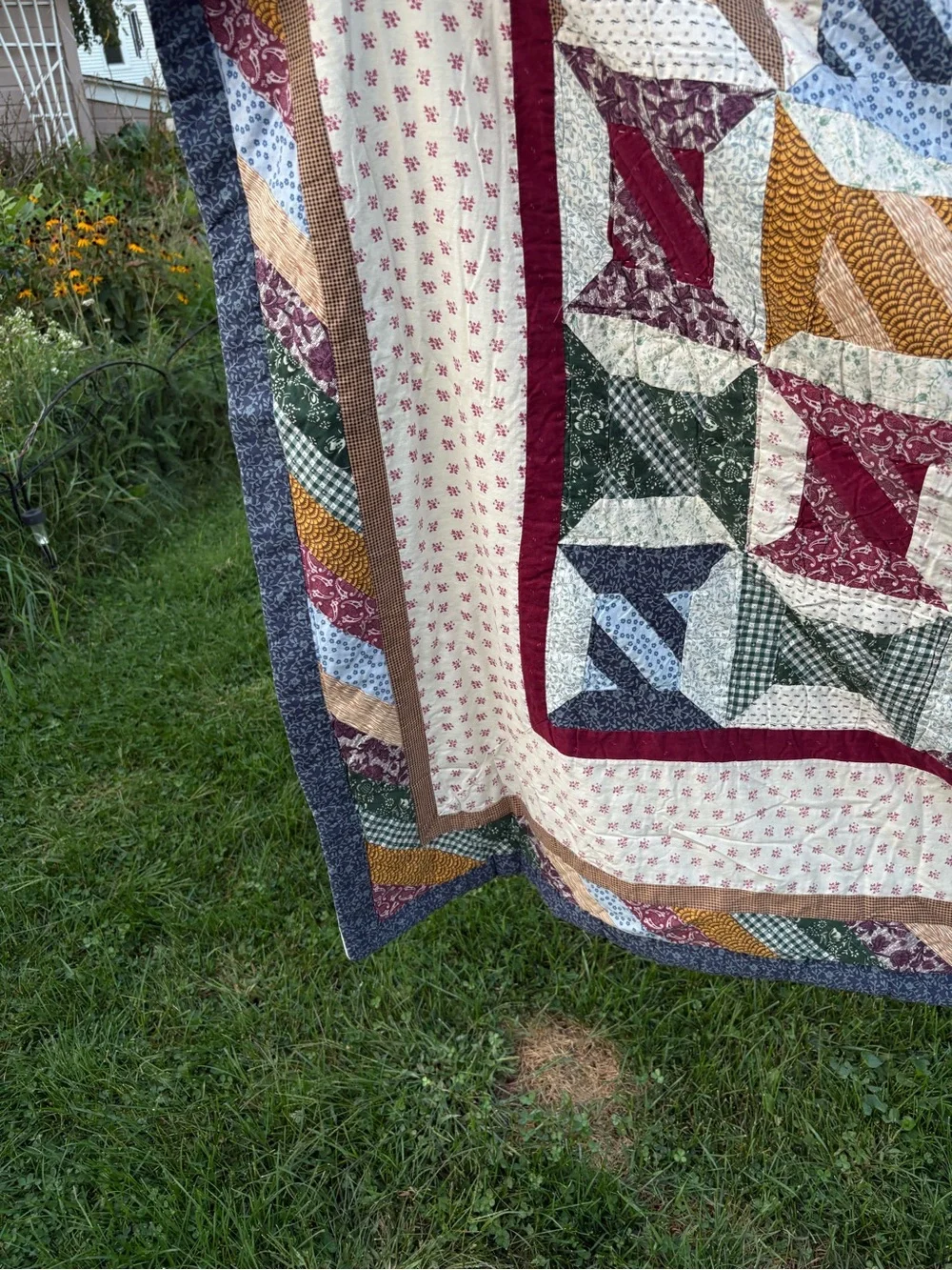 Vintage-Inspired Patchwork Quilt Spool Design